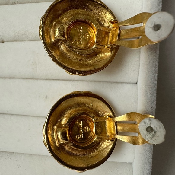 ❌SOLD❌ CHANEL Vintage Faux Pearl Clip On Earrings - Picture 5 of 6